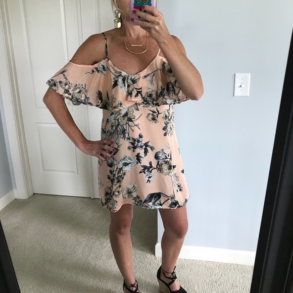 Dresses & Skirts - ♥️SIZE SM♥️Peachy Color Floral Dress